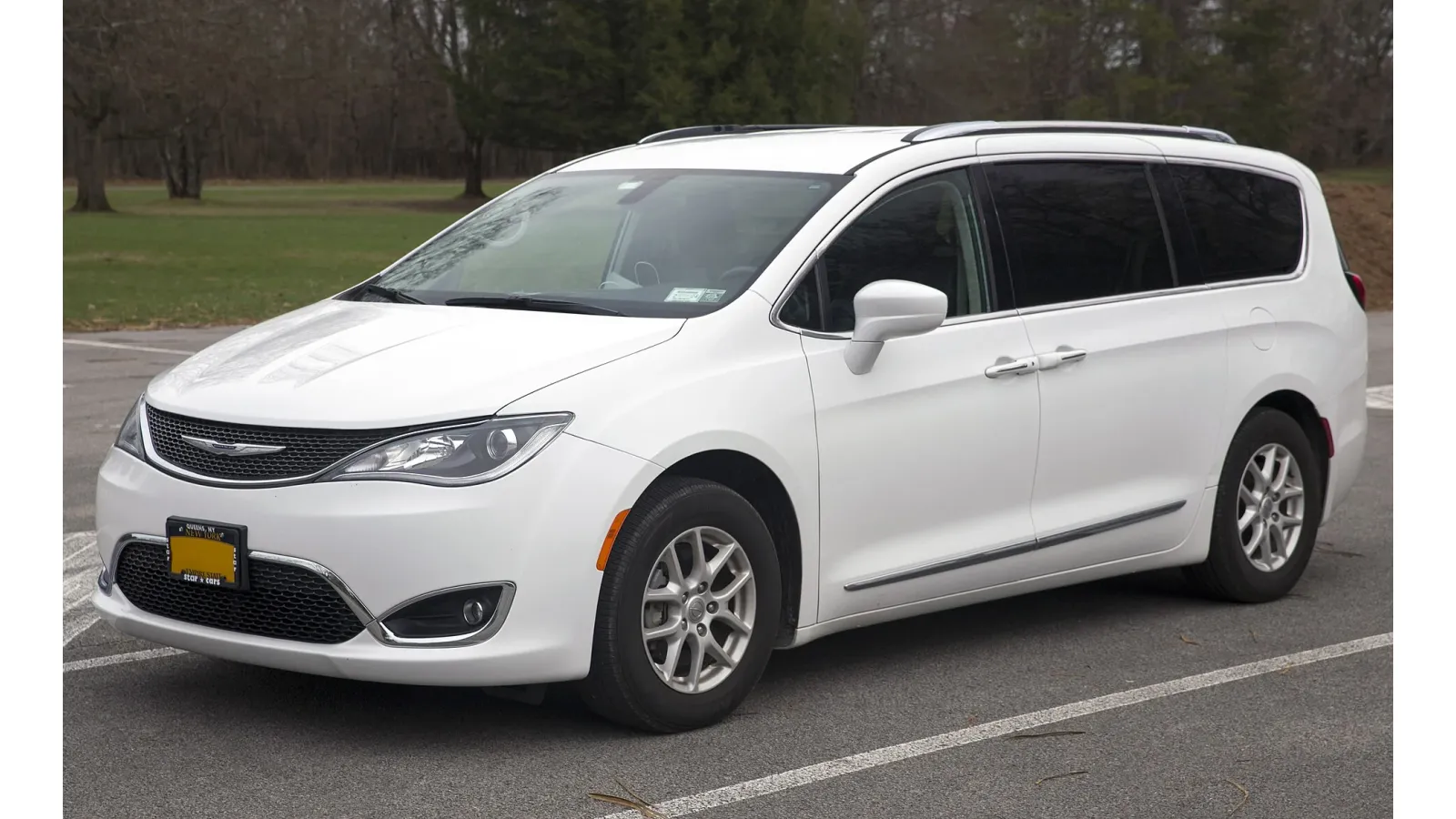 Chrysler Pacifica front three-quarter view --- SeaTac CONRAC rental model gallery
